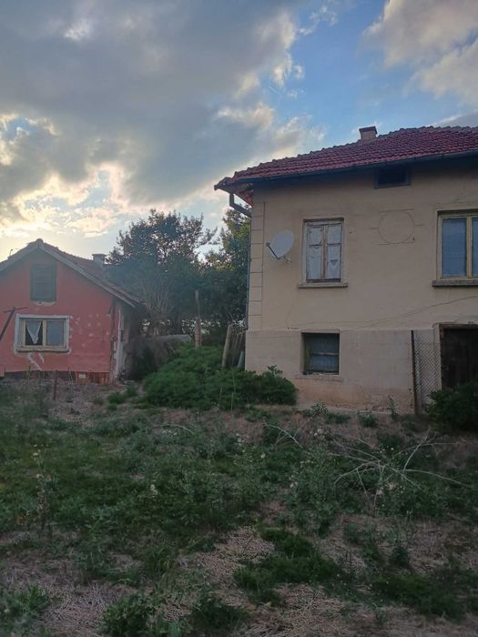 Продавам къща с двор в с. Райово, община Самоков