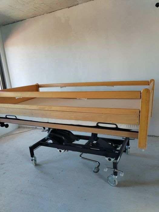 Pat reglabil cu noptiera multifuncțională pentru ingrijit bolnavi.