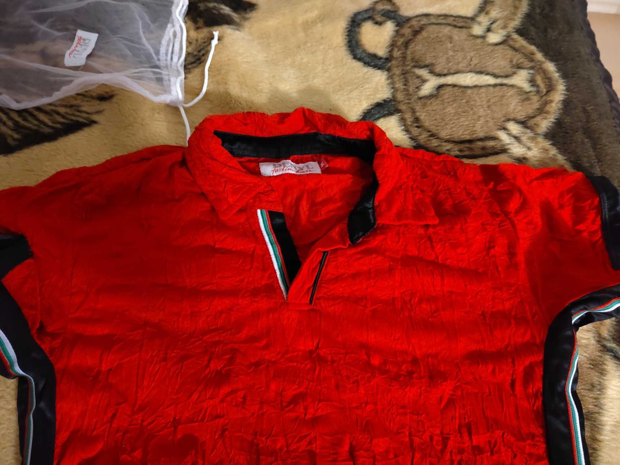 Мъжка тениска Денил с бяло зелено червено размер М но по клони към С