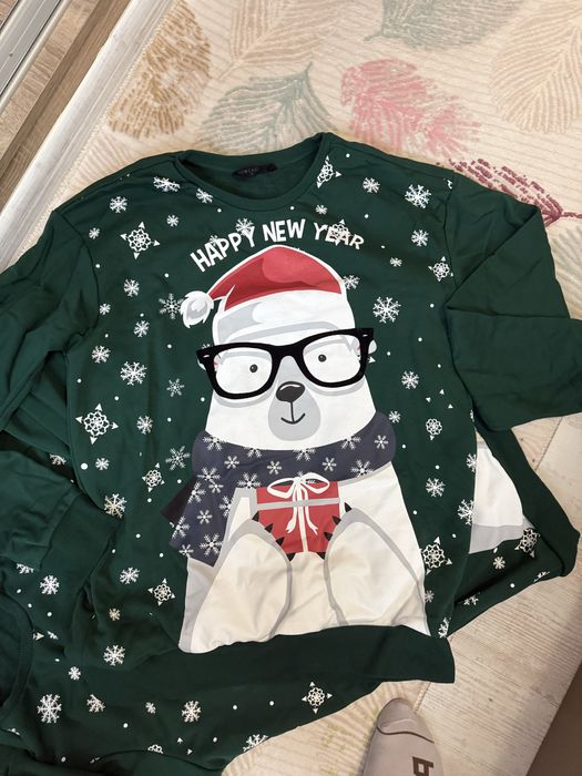 Продавам два коледни пуловера и две красиви рокли