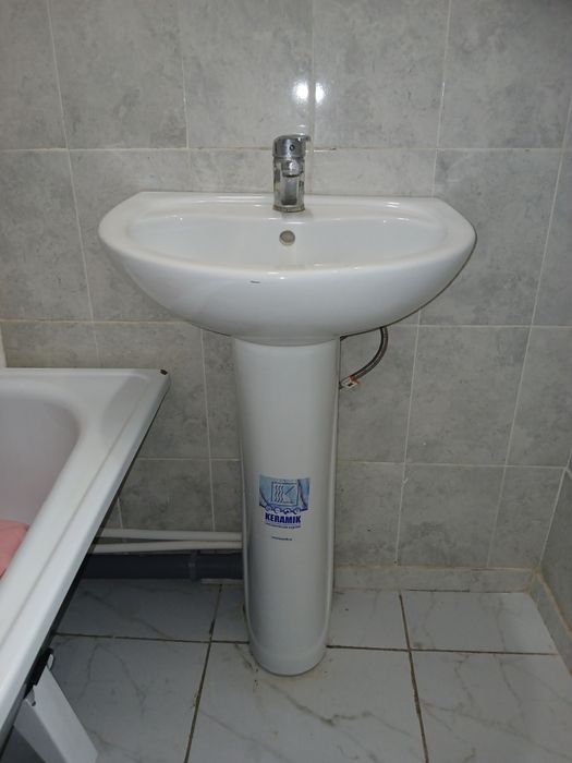 Раковина сатылады крансыз бағасы 7000 теңге.
