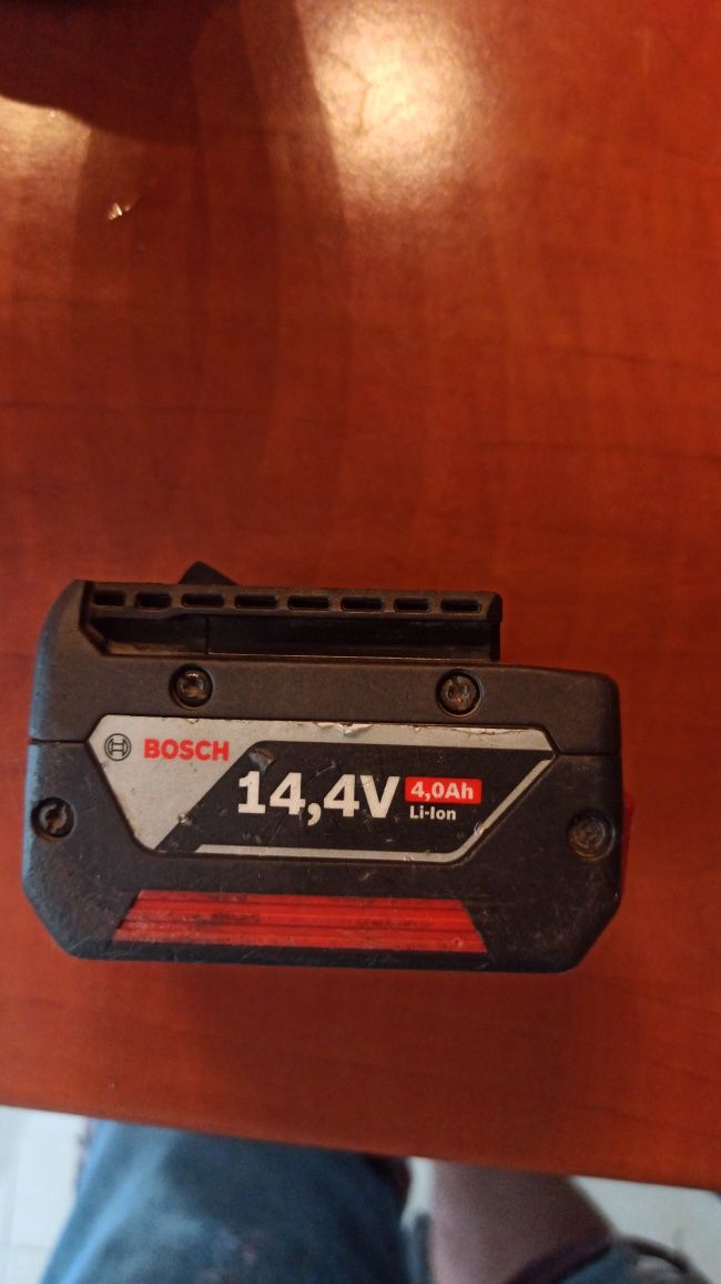 BOSCH зарядно и батерия 14,4V