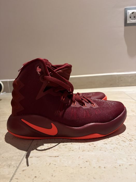 Продавам спортни обувки на найк