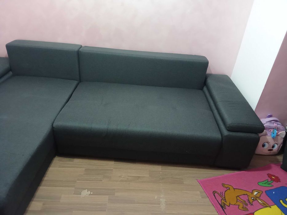 Vând canapea extensibila,foarte puțin folosită!