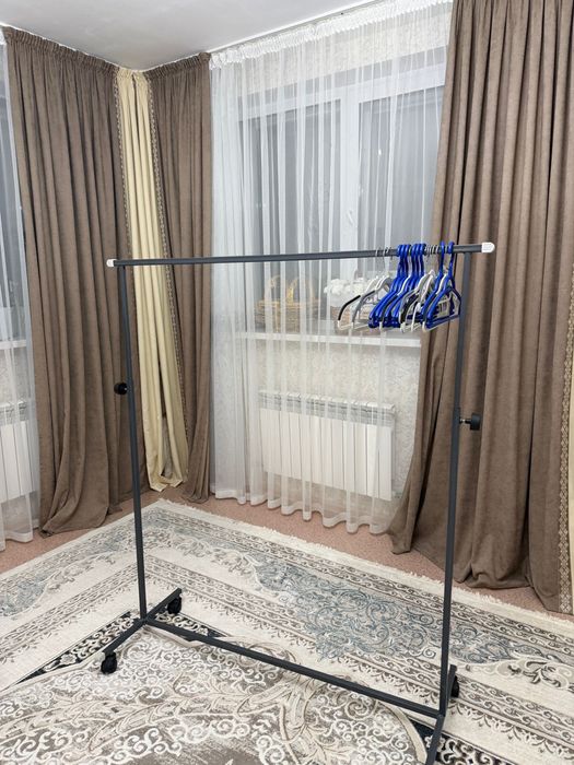 Вешалка на роликах