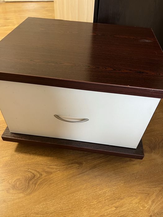 Продавам две нощни шкафчета