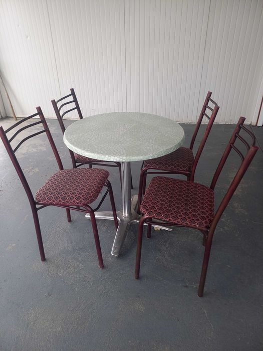 Продавам комплект маси и столове