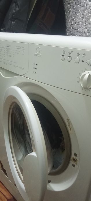 Стиральная машина Индезит б/у,рабочая