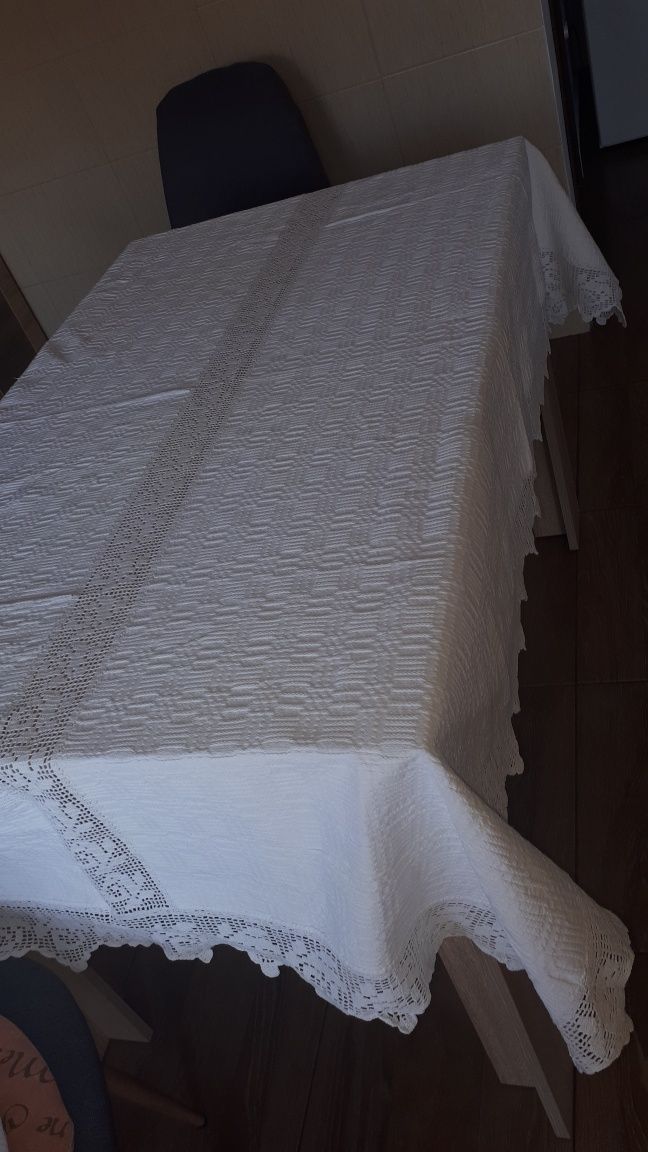 Fete de masa cu dantela