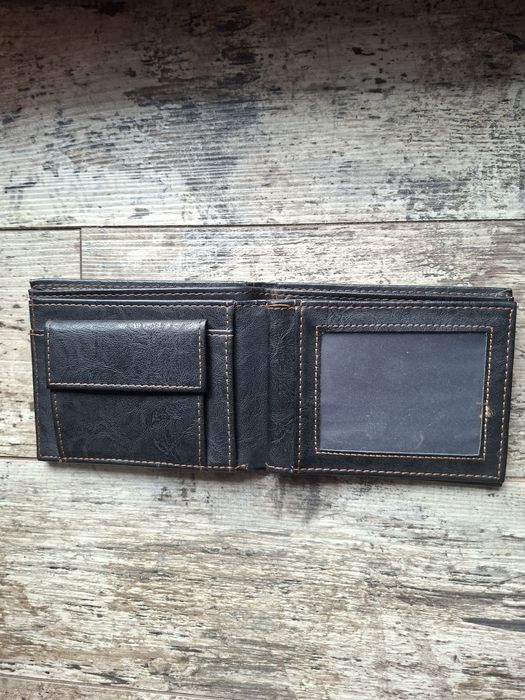 Portofel bărbătesc din piele - elegant și rezistent
Iată un exemplu d