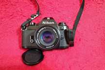 Aparat Foto cu Film Nikon EM,cu obiectiv plus Blitz Wexon SunBlitz .