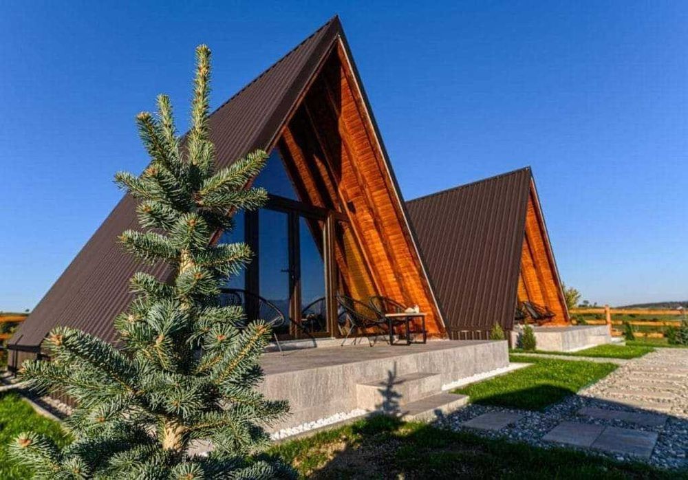 Executam case si cabane A-frame