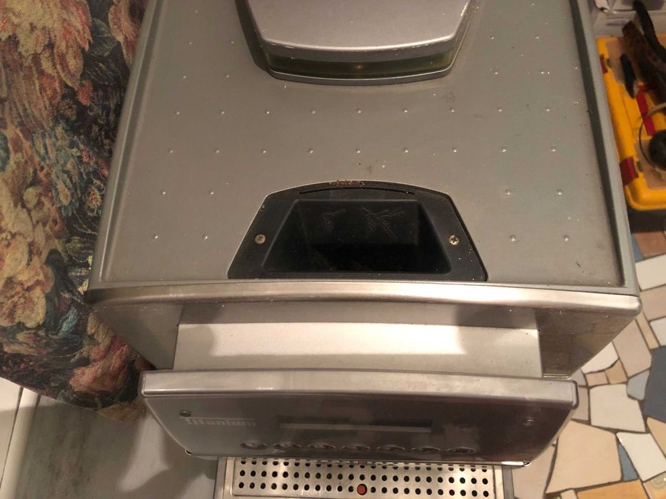 продавам кафе машина автомат гаджиа