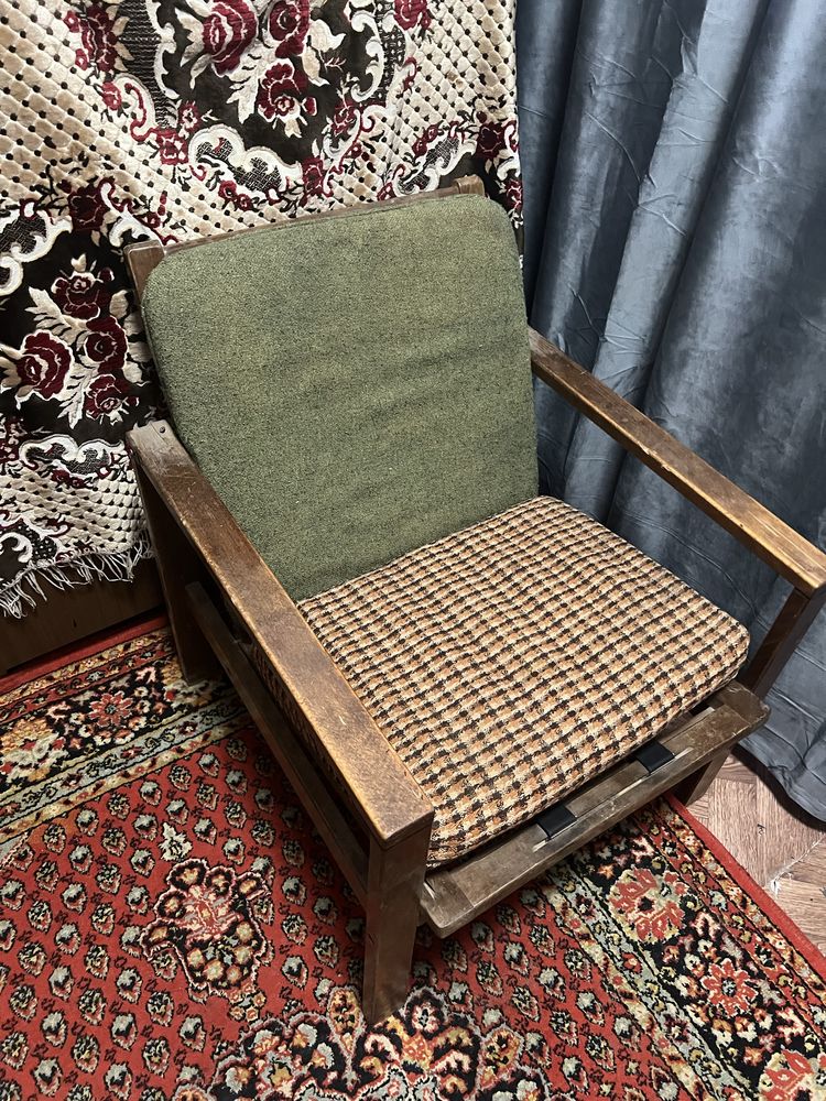 Продаются 2 стула 1 кресло