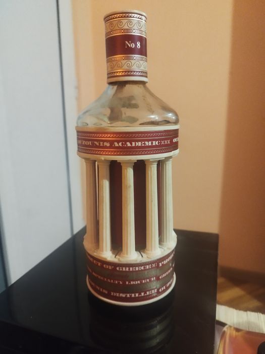 Ouzo Akademic !!!Красива стара бутилка  ,цена 300лв
