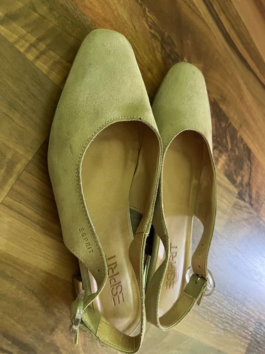 EspritБежови сандали-40 р-обувани веднъж -няма никакви забележки велур