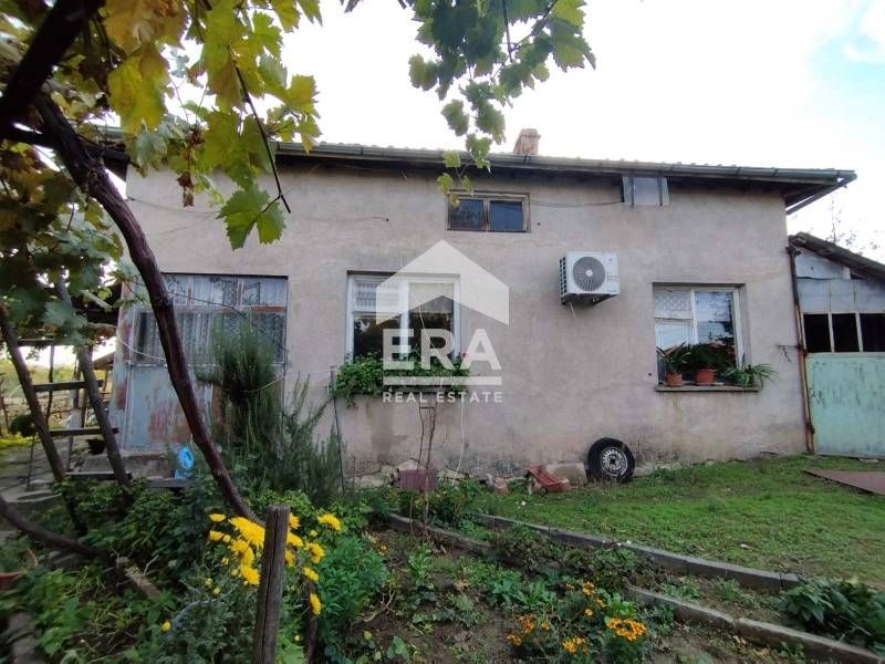 Просторна къща в село Малък извор