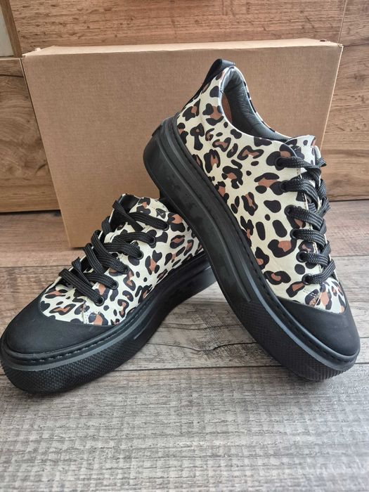 Продавам   кецове