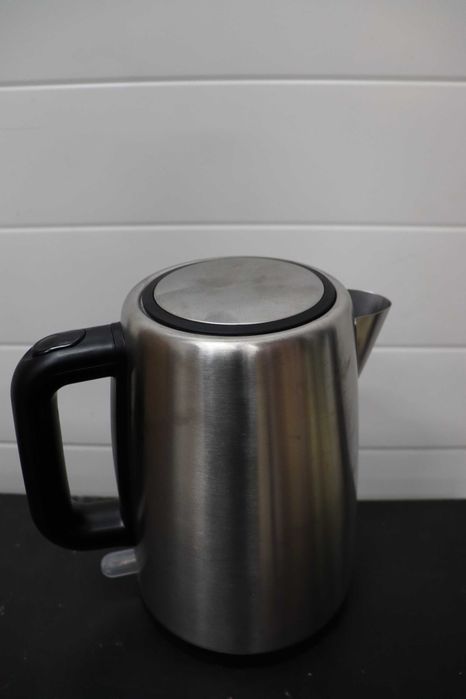 Преносима кана от неръждаема стомана Amazon Basics 1.7L, сребриста