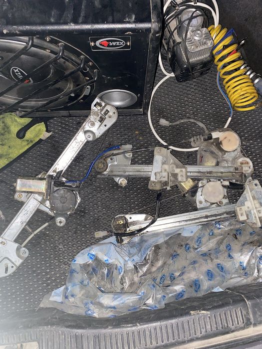 Продам стеклоподьемники Mazda Cronos