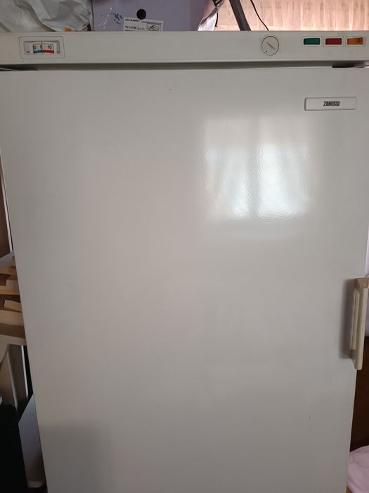 Голям вертикален фризер ZANUSSI