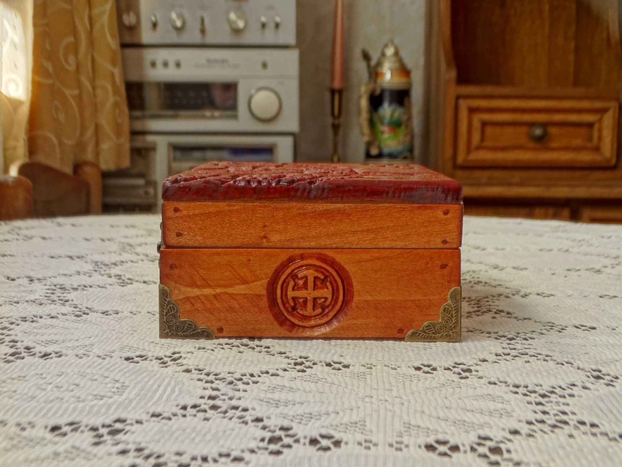Дърворезбована кутийка "Царевец"