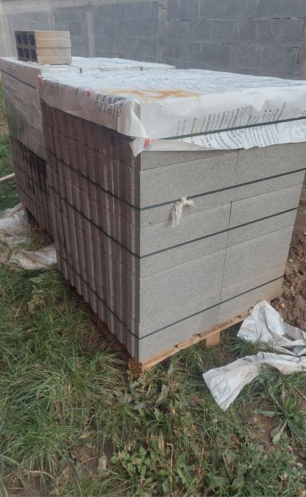 Vand 100 boltari Petra pentru zidarie