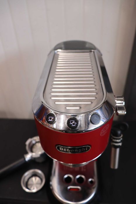 Еспресо кафемашина Delonghi Dedica EC685.M (Метал) 15 Bar, 1350W