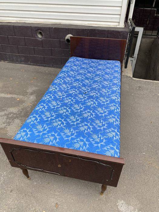 Кровать с матрасом