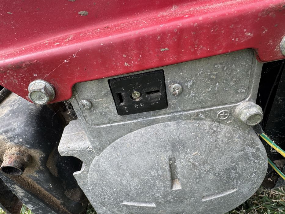 Generator electric 1 kW, pe benzina, putin folosit, 220 V si 12 V