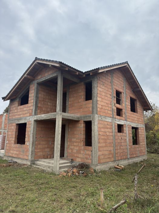 Vand casa la rosu intabulata cu teren propretate