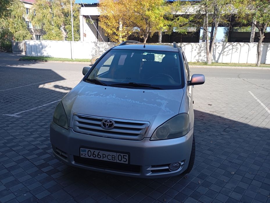 Продам машину Тойота Авенсис Версо