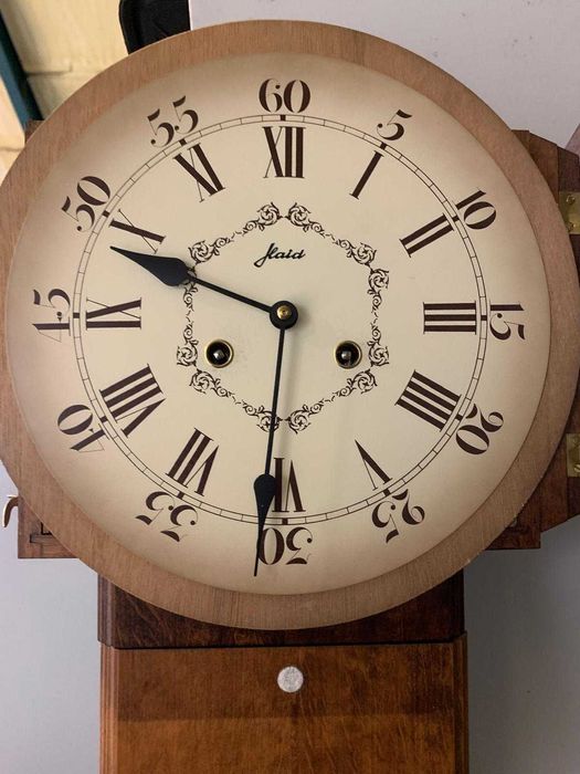 Ceas de perete cu pendul.