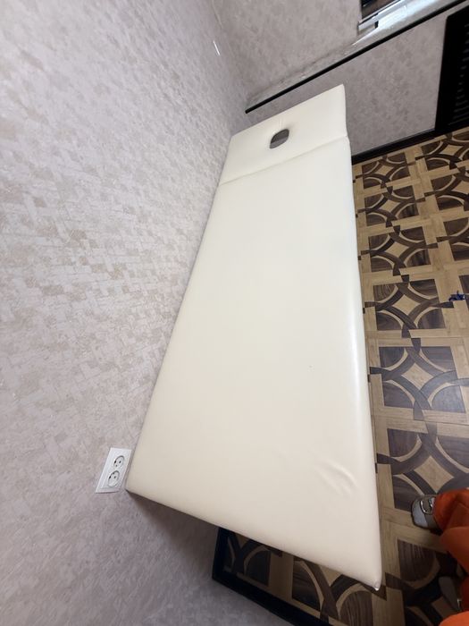 Massajniy kushetka sotiladi