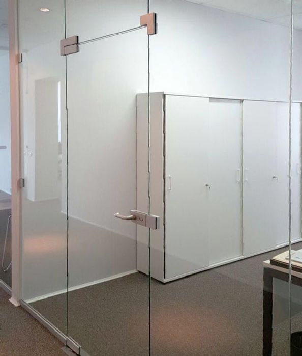 стеклянные двери, офисные перегородки, витражи и витрины магазинов