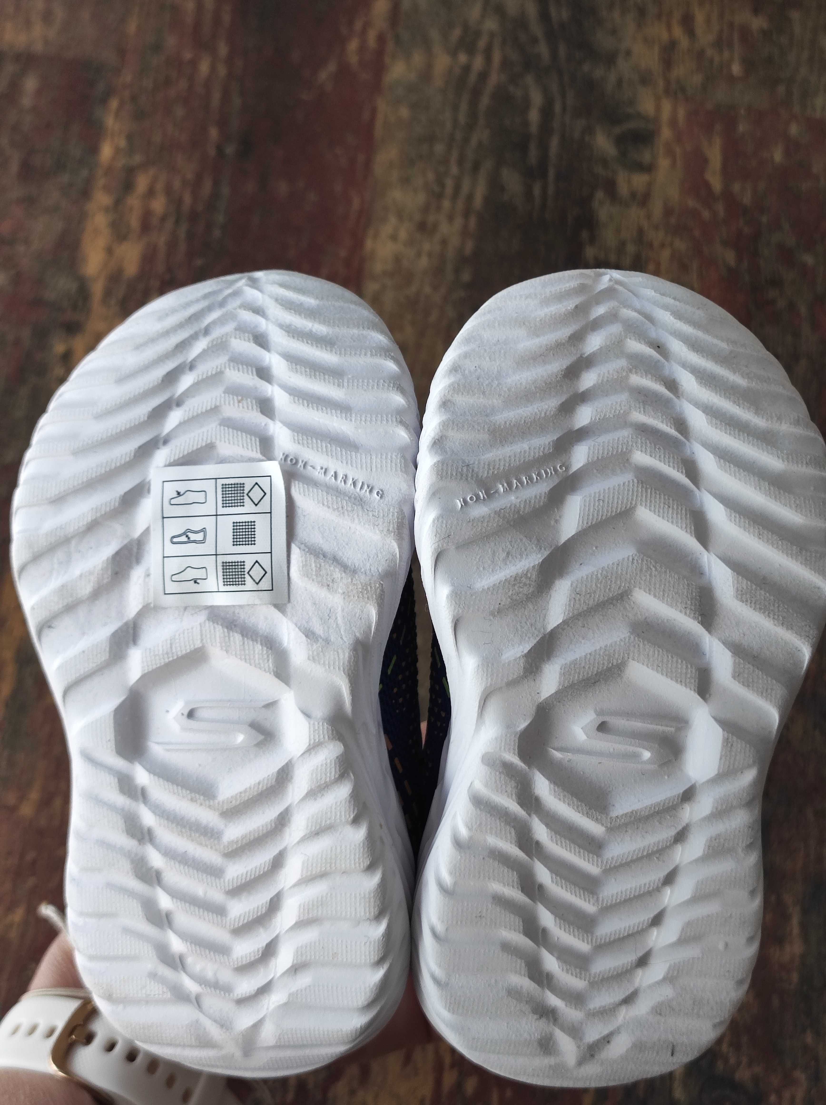 Чисто нови Бебешки маратонки Skechers 21 номер