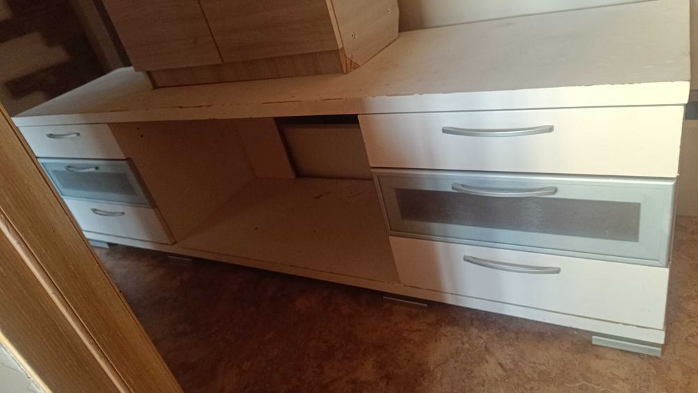 Тумба под ТВ отдам даром. Самовывоз