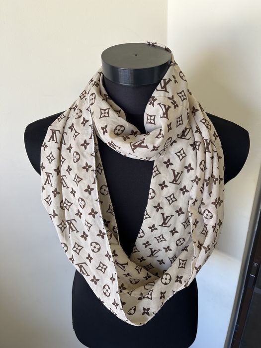 Eșarfa Louis Vuitton , impecabila