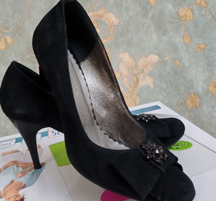 Мода и стиль. Женская обувь. Туфли замшевые черного цвета б/у.