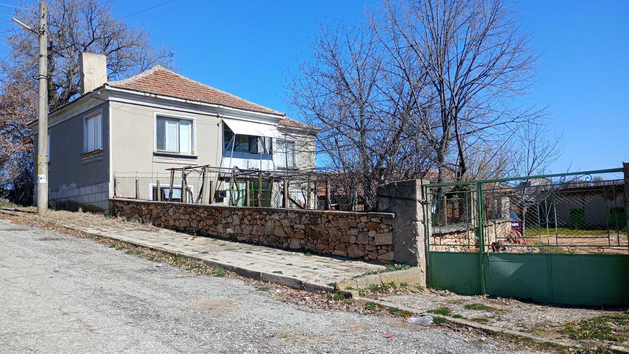 Продавам двуетажна къща с 3300 кв. м. с. Младиново, общ. Свиленград