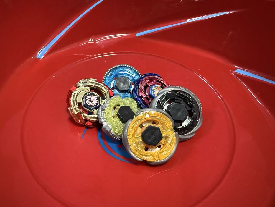 Beyblades, бей блейдове и бойна арена