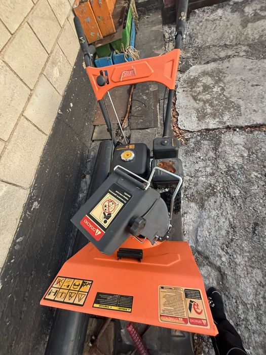 Ручная снегоуборочная машина