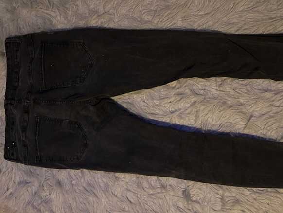 Blugi negri Bershka mărimea 44–46 (fit M–L)