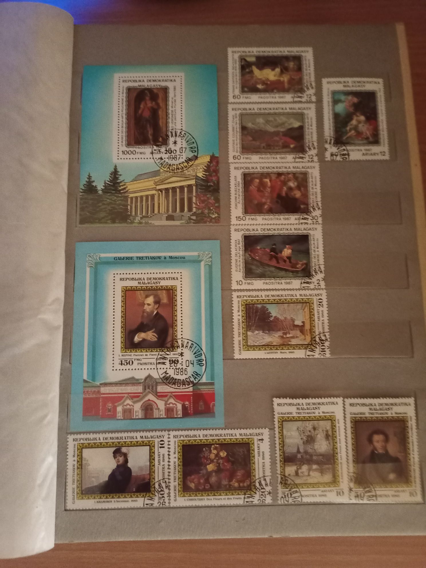 Почтовые марки в 16 альбомах
