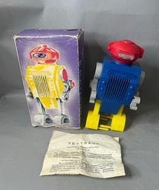 Стара Българска Пластмасова играчка робот с кутия и инструкция