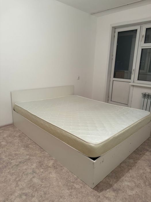 Двухспальная кровать с матрасом