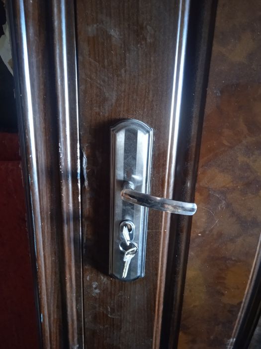 Продам 2 двери входную и вторую деревянную