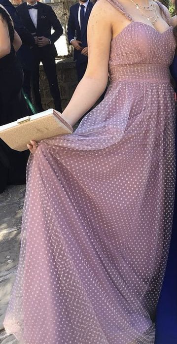 лилава бална рокля с презрамки изработена от нежен тюл