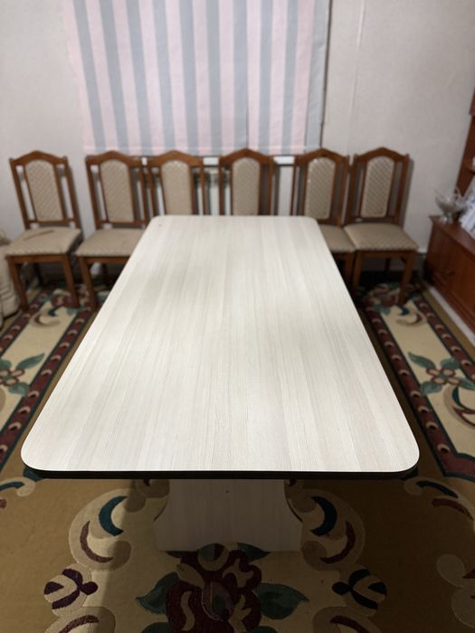 Стол без стульев