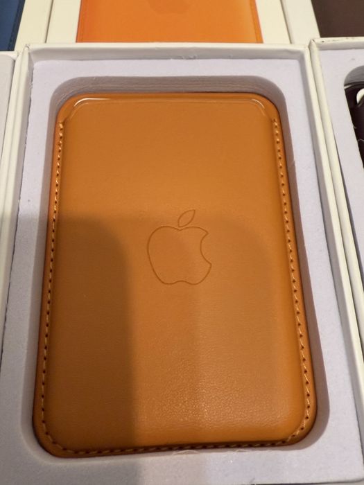 Portofel Apple FineWoven cu MagSafe pentru iPhone, Fox Orange